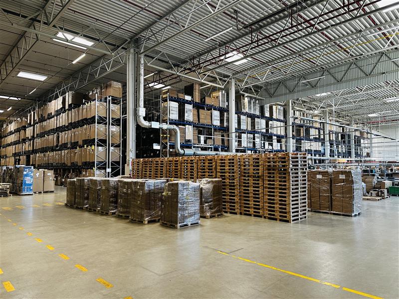 cer’s Green Logistics infographic showing emission-reduction targets and sustainable transport initiatives.