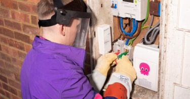 Engineer installing a smart electricity meter to support digital energy management and flexible electricity tariffs