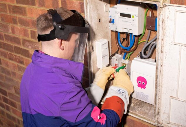 Engineer installing a smart electricity meter to support digital energy management and flexible electricity tariffs
